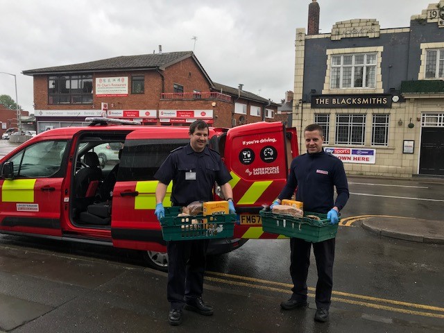 CharnwoodBC's tweet photo. Thank you to Leicestershire Fire and Rescue for helping Charnwood Community Action deliver food parcels to residents in #Shepshed earlier this week.
⭐️⭐️⭐️⭐️⭐️

#TeamCharnwood #CharnwoodCA https://t.co/hBf5dJ5dFE