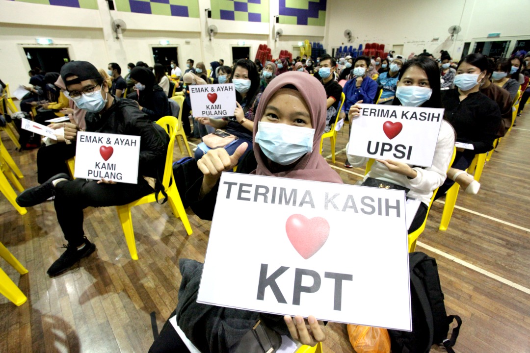 Upsi Malaysia Na Twitterze Proses Pergerakan Pulang Pelajar Upsi Ke Kuching Lancar Tanjong Malim 1 Mei 2020 Pelajar Upsi Ke Kuching Meninggalkan Kampus Sultan Azlan Shah Proton City Kira Kira Jam 3 00 Pagi