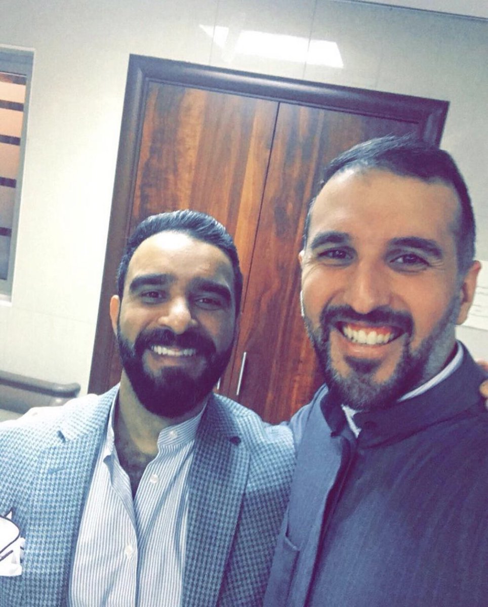 في الجمعة الأولى من رمضان ١٤٣٦ التقيت شابا جميلا في غرفة الطواريء في مستشفى مبارك..

عفواً لم ألتقيه: بل جاء مضطرا بعد أن جرح في تفجير مسجد الإمام الصادق(ع)..

كان يموت:

الأكسجين ٨٥٪، دقات القلب فوق ١٢٠.. شخصنا تهتك الرئة ووضعنا أنبوبين حول رئتيه فوراً..

الصورة معه بعد ٤ سنوات