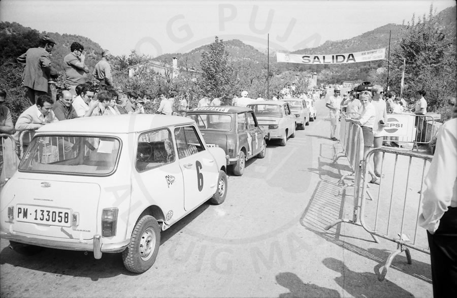 Estamos trabajando en la edición de 1969 de la Pujada al Puig Major, año que tuvo una lista de inscritos y de vehículos de altísimo nivel.
Nos acaban de llegar unas fotos espectaculares para completar esa edición! En los próximos días la publicaremos.