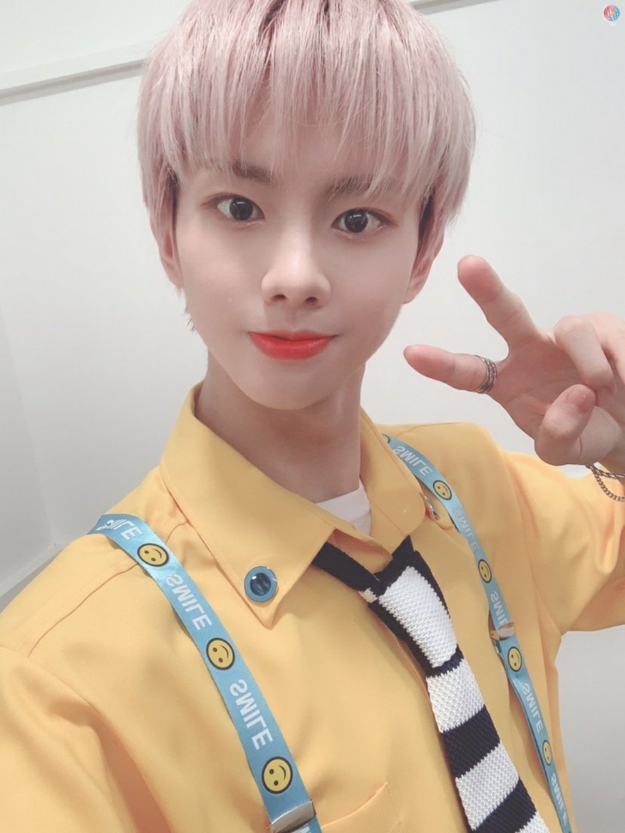 #윈 이 생각하는 토끼 싱크로율은 몇 %일까요?
정답을 아시는 젬은 8시 30분까지 멘션으로 마구마구 달아주세요🐰

#MCND #WIN
#SCHOOL_AGE #떠 #Spring
#KBS2 #뮤직뱅크 #MUSICBANK
