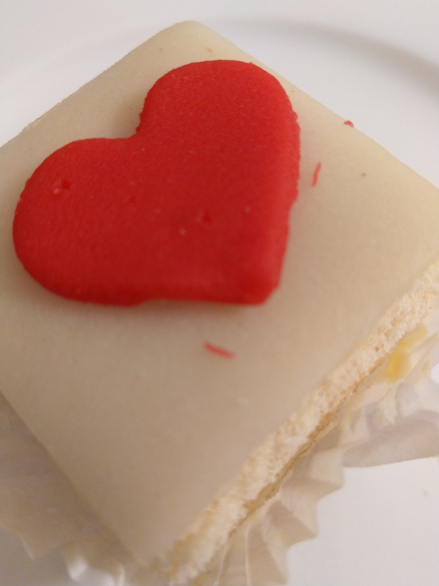 Vandaag worden cliënten en medewerkers van <a href="/pluryn/">Pluryn</a> locatie De Winckelsteegh door <a href="/ImpactPersoneel/">Impact Personeel</a> verwend met deze heerlijke en hartverwarmende gebakjes. Dank jullie wel, dit wordt erg gewaardeerd!