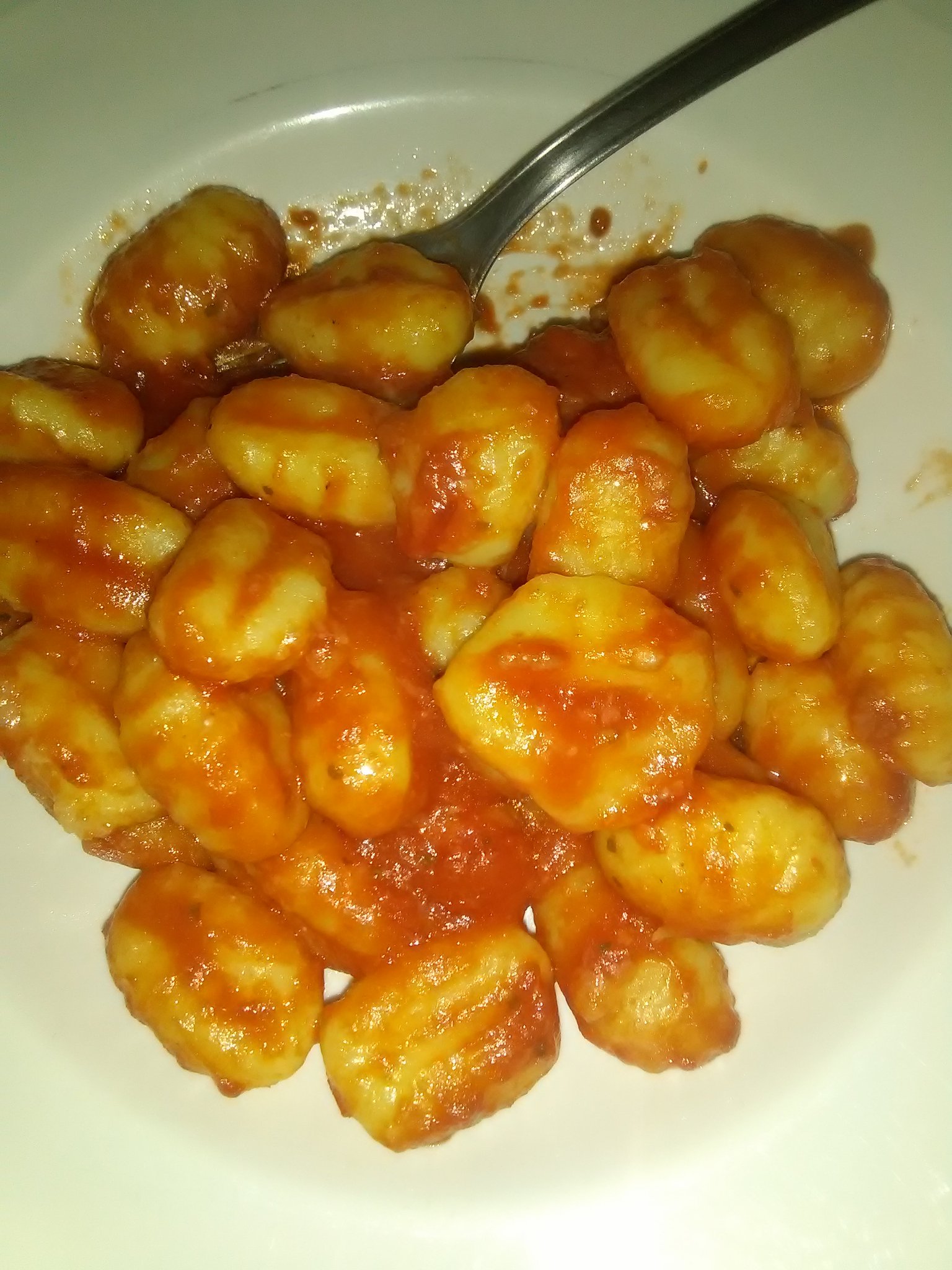 Buon pranzo amici, amiche e fan...oggi mangio gnocchi con salsa e peperoncino, Voi cosa mangiare di buono per questo Primo Maggio 2020? https://t.co/2tiVnGV9fa