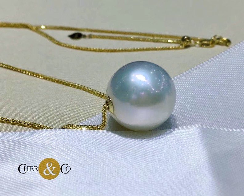 CherandCo's tweet photo. This simple yet elegant necklace or choker, that is made with top quality freshwater cultured Edison white pearl (12-13mm) with 18k gold chains at choice of adjustable or choker chains. It would go with any outfit for any occasion ❤️ .

For more details DM @cherandco .

#pearls https://t.co/O5K854Q9gg