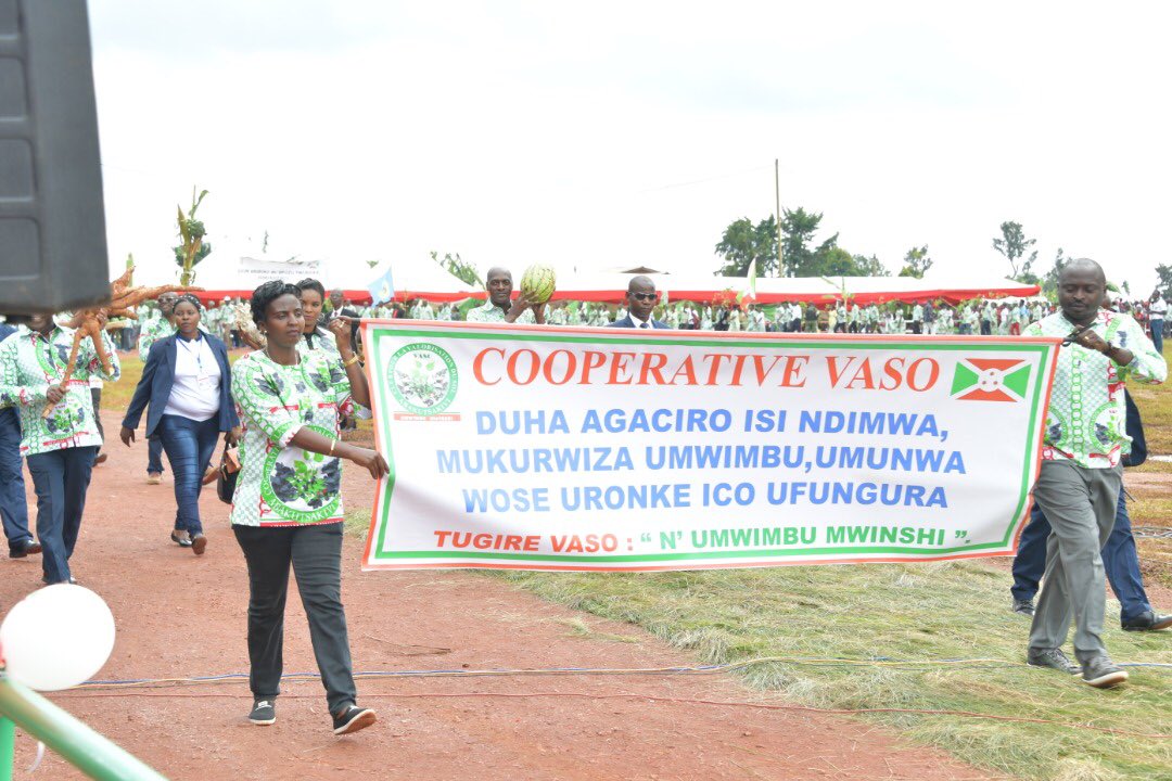 GeneralNeva's tweet photo. Ndi kumwe n’umutambukanyi wanje nifatanije n’abo dusangiye ikivi muri koperative @ClubVaso, twagiye hamwe n’abandi bakozi mu kwigina uwu munsi waduhariwe mu birori vyatunganijwe ku kibuga ca Muremera mu ntara ya Ngozi bitewe iteka n’Imboneza yacu @pnkurunziza. https://t.co/c1YFpMBTPo