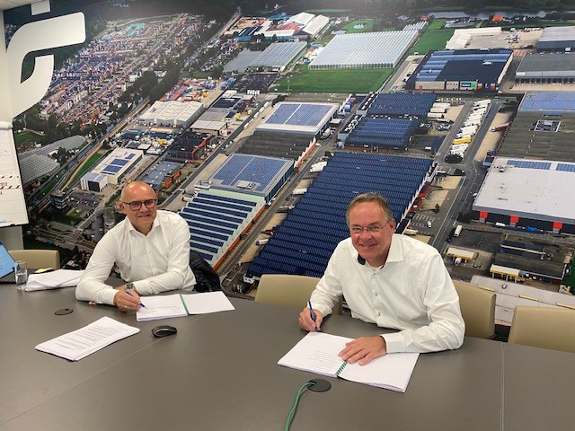 abcwestland's tweet photo. Het is officieel; met het zetten van de handtekening onder de aannemingsovereenkomst is de samenwerking met @Weboma een feit. Weboma is verantwoordelijk voor de #nieuwbouw van Hal A3.2, waar @ABCLogistics zich met ruim 14.000m² gaat vestigen. We kijken uit naar het resultaat! https://t.co/CjxKonAxJK