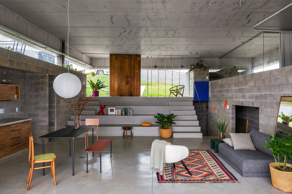 #ComoEnCasaEnNingunSitio _ Casa en Salto de Pirapora diseñada por Vereda arquitectos. "En el centro una caja acristalada cubierta por un gran paño de hormigón". #Arquitectura #Architecture #Retokommerling