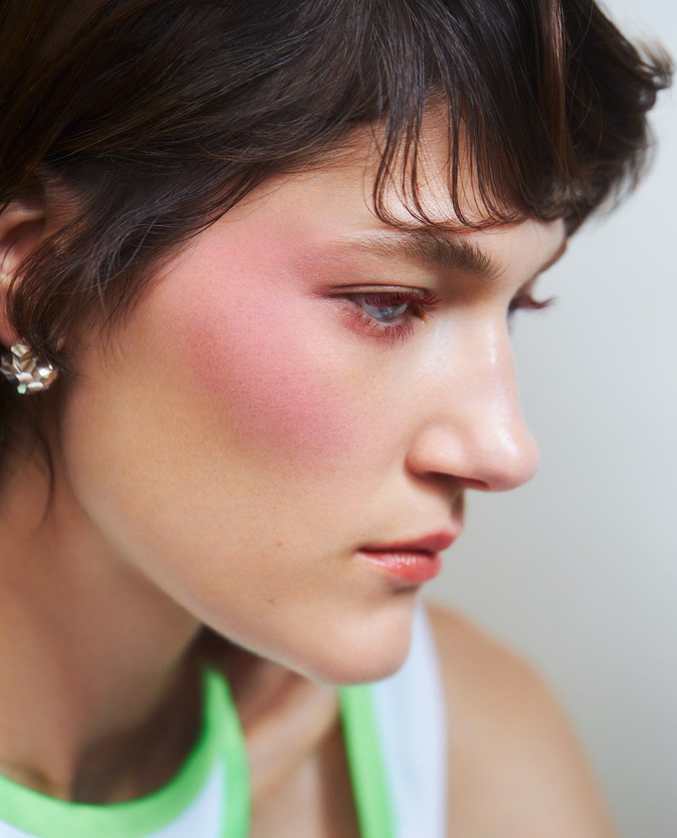 Vogue Japan アジア人 の下向きまつ毛を生かしてカラーマスカラをオン すると 瞳の色に自然なニュアンスが プロが教える 目力底上げのアイメイク術 T Co Oa3i1bfxqm