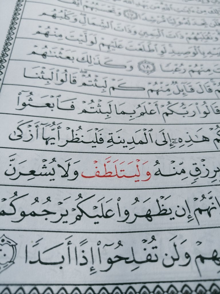 Sunan_Perantau's tweet photo. Mengapa kalimah وليتلطف pada Surah Al-Kahfi dicetak berwarna merah di dalam mushaf ?

Terdapat beberapa pendapat ulama' yang menghuraikan rahsia kalimah ini dicetak berwarna merah. Antaranya ialah : https://t.co/q6fFzKngon