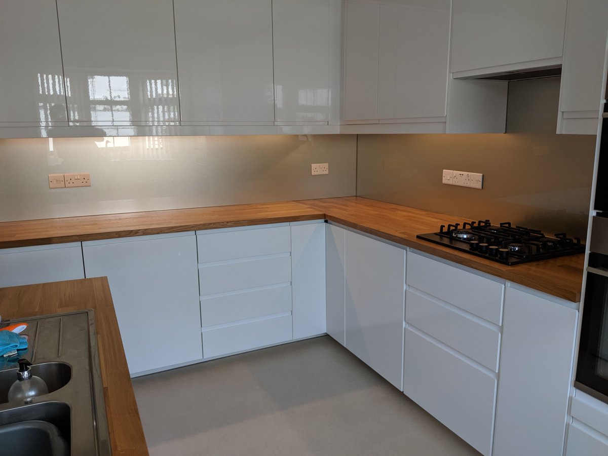 Clearlyglassltd's tweet photo. Metallic kitchen glass splashbacks

https://t.co/cGfJBVTLvE

#mirroredsplashbacks #colouredsplashbacks #printedsplashbacks #kitchenbacksplash #kitchensplashbacks #imagesplashbacks #kitchendesign 
#glasssplashbacks #kitchenmakeover #homedecor #splashbacks #kitchensofinstagram https://t.co/GftsMPQ8Jn