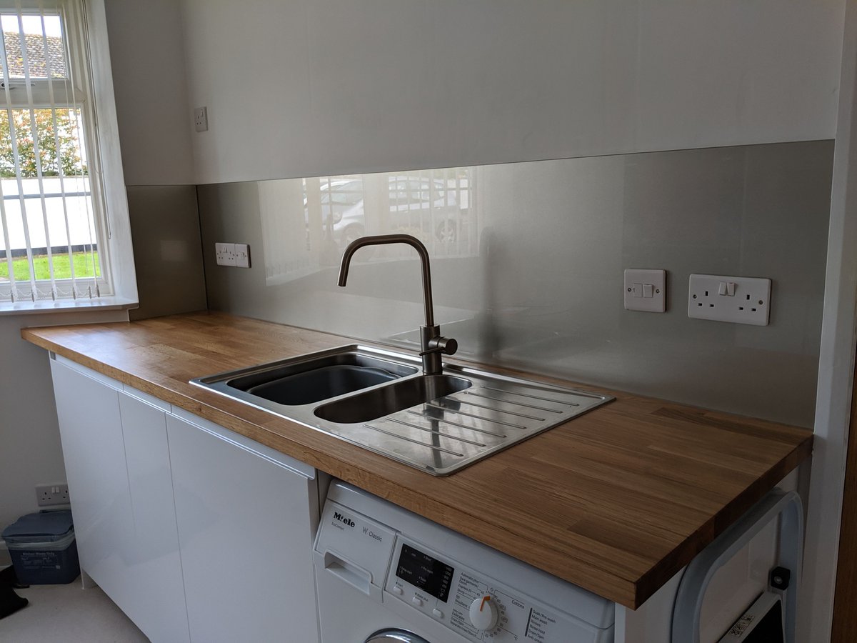 Clearlyglassltd's tweet photo. Metallic kitchen glass splashbacks

https://t.co/cGfJBVTLvE

#mirroredsplashbacks #colouredsplashbacks #printedsplashbacks #kitchenbacksplash #kitchensplashbacks #imagesplashbacks #kitchendesign 
#glasssplashbacks #kitchenmakeover #homedecor #splashbacks #kitchensofinstagram https://t.co/GftsMPQ8Jn