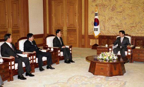 2003년 오늘(5월1일) 노무현 대통령은 청와대에서 서동만 국정원 기조실장과 염돈재, 박정삼, 김보현 1,2,3차장 등 국정원 주요간부들에게 임명장을 수여했다.