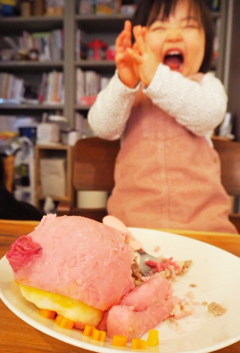 nabatarian's tweet photo. 昨日、娘2歳の誕生日。今回も娘のリクエストを無視してモモジリライスケーキ。今年は立体に初挑戦！もはや、娘のためというより自分との戦いに変わりつつある4月30日。今年もパパの苦労を物ともせず、秒で喰らいついてくれました。大きくなれよ！
#こびとづかん　#カクレモモジリ https://t.co/rBi5hwIQVk