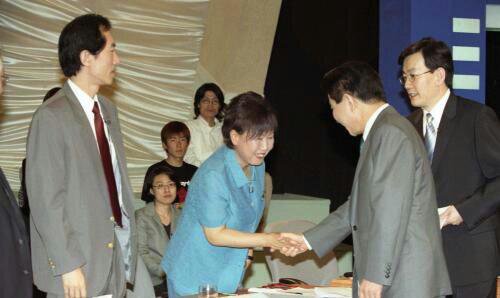 2003년 오늘(5월1일) 노무현 대통령, 손석희의 MBC 백분토론 출연 
"좋은 정책과 결과를 내려고 열심히 노력하나, 더 역점을 두는 것은 정책 생산과정을 좀더 합리적, 민주적으로 해보겠다는 생각입니다."