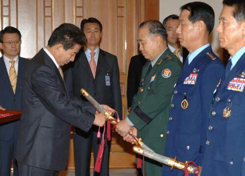 2007년 오늘(5월1일) 노무현 대통령은 청와대에서 김일생 3군단장, 이계훈 국방정보본부장, 조원건 공군작전사령관, 황원동 공군참모차장으로부터 진급 보직신고를 받은 뒤 환담하였다.