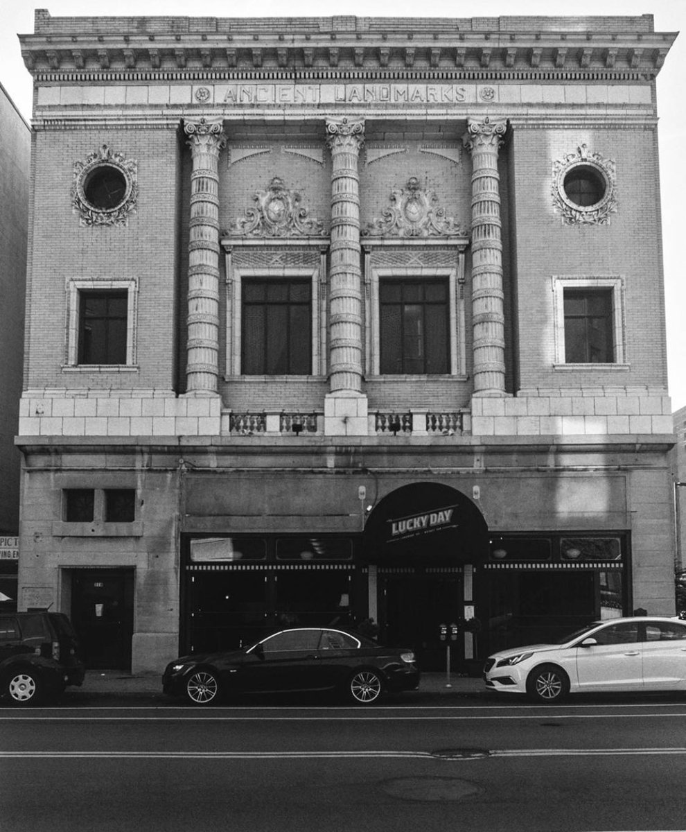 Curbside pick-up and free delivery continues this weekend! Head to luckydaywhiskeybar.com to view the full takeout menu and to place your order. 

Please note food must be ordered with booze!

#takeout #freedelivery #luckydaywhiskeybar 📷: @ericjahnphotography