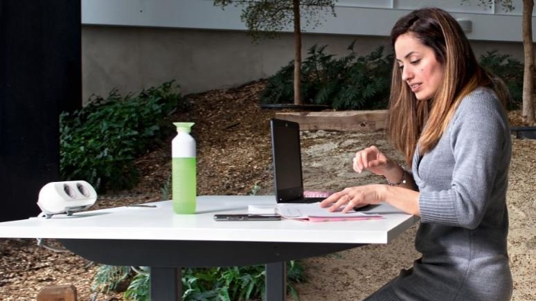 "Hiba Traifeh kwam vier jaar geleden uit Syrië naar Nederland. Ze studeerde Economie en stuurde honderden sollicitatiebrieven voor ze een baan als financial controller bij #Achmea vond." Lees het hele verhaal op p. 78 van het #RefugeeTalentHub magazine: issuu.com/refugeetalenth…