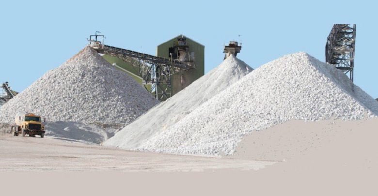 على سبيل التعدين
خام الجبس الموجود في منطقة رويه بثمريت وتمتلكه عشرات الشركات وتحصل على الملايين منه
انا سعيد بن مهدي الشعشعي شيخ عام واول من أسس هذه المنطقه عام ١٩٨٢ واقسم بالله لم أحصل على ريال من هذه الثروه لاهبه ولالعمل لأنني لا اتعامل الا بالوطنيه