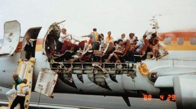 HistoricalStuff's tweet photo. April 28, 1988: The roof of an Aloha Airlines jet ripped off in mid-air at 24,000 feet, but the plane still managed to land safely! https://t.co/rRZRsIoode