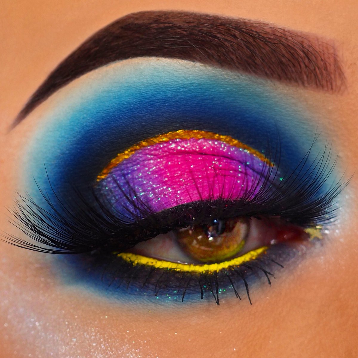 MkupSissy's tweet photo. IG : Sissy.mkup 💙
PRODUITS :
@JeffreeStar • Palette « Jawbreaker »
@MACcosmetics • Pigments « rock it Yellow »
@thegypsyshrine • Pigments « Chameleon Pink »
@ABHcosmetics • Faux cils « Lenghty » & mascara « #lashbrag »
@phoenix_cosmetics_ • Highlighter « Moonlight » https://t.co/e7AUxwxBWl