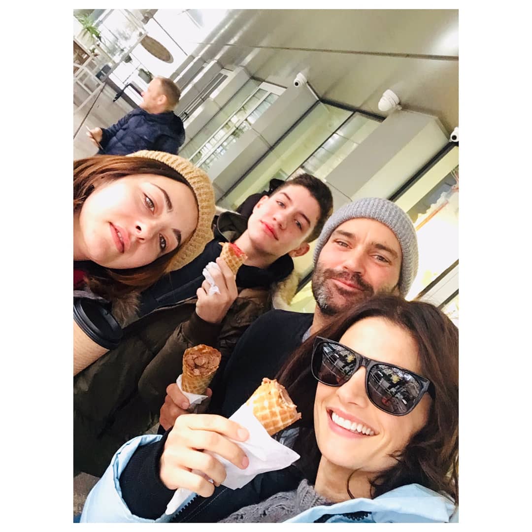 absentiaespana's tweet photo. #ABSENTIABTS 👁: Stana Katic (@Stana_Katic) junto a Patrick McAuley, Matt Le Nevez (@mattlenevez) y Sophy Shushkova.
#Absentia #AbsentiaSeries #Absentia3 #AbsentiaS3 #AbsentiaT3 #AbsentiaSeason3 #StanaKatic #MattLeNevez #PatrickMcAuley #Series #BTS https://t.co/zLk2g4GDwY