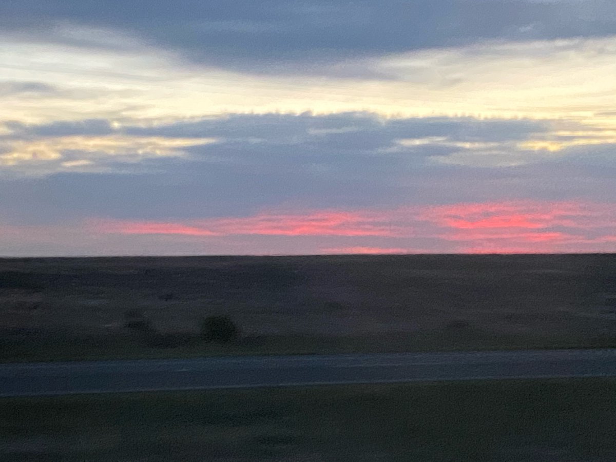 rollyn66's tweet photo. I see a great day arising , make it happen kiddos https://t.co/ojYLW99NKp