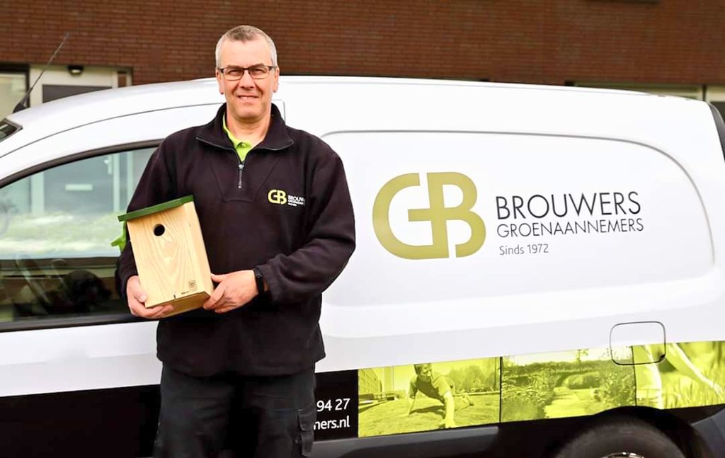 Samen met @gemeentetilburg nemen we de 'proef op de som' om de eikenprocessierups in de wijk Tilburg Reeshof op een natuurlijke manier te bestrijden. Met nestkastjes! Vandaag hebben we de eerste exemplaren uitgereikt aan de bewoners 😄🐦 #eikenprocessierups #nestkastjes #Tilburg