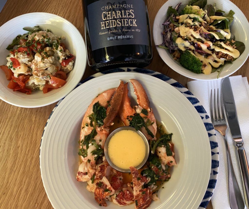 GazSmith_Chef's tweet photo. Uncle Bens boil in a bag Lobster ! We have taken a Whole Lambay Island Lobster
Poached, Cracked, De-shelled and Cleaned it
 
Made a Bisque Butter from the Roasted Bones and Made it into a Citrus Butter
Then Popped it all into a sealed bag for you to gently re-heat at home https://t.co/XQNlOySlat