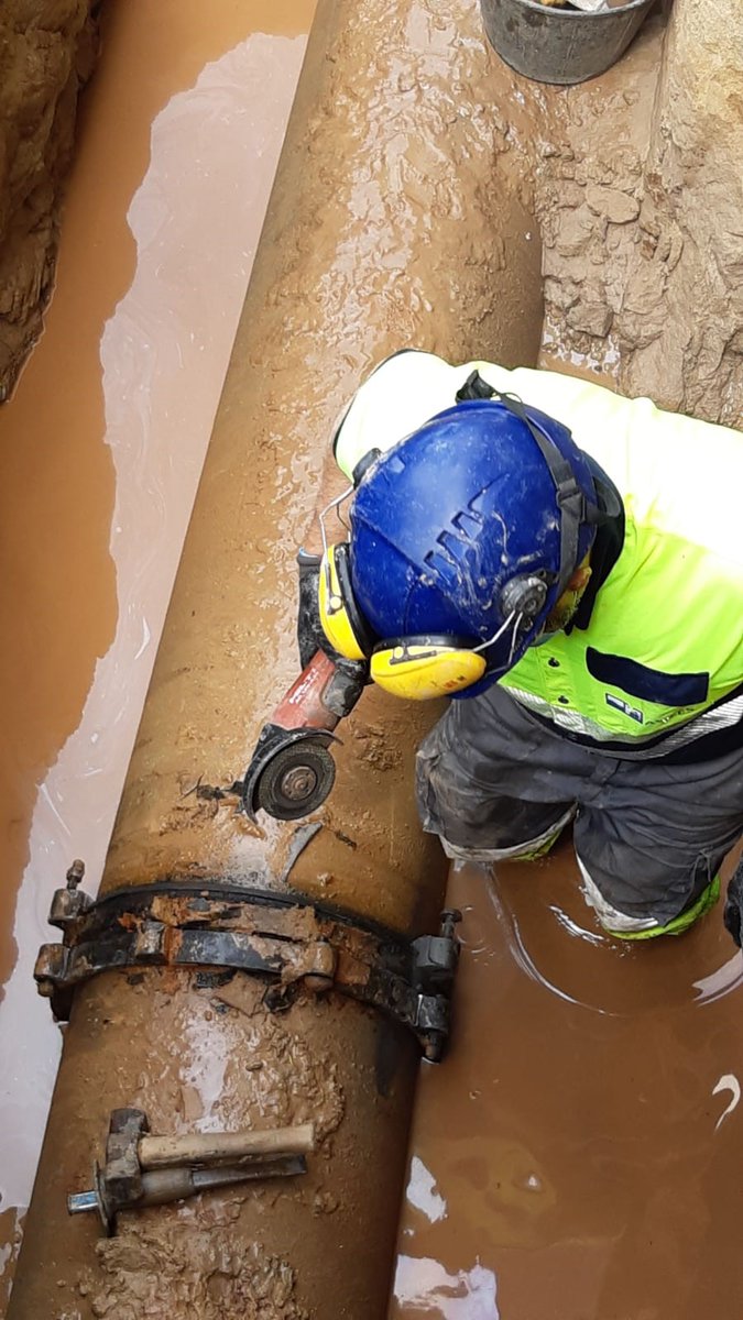 Continuamos trabajando. Las tareas están próximas a finalizar. Estimamos restablecer el servicio a las 16 horas. Hemos habilitado un punto de toma de agua en la C/ San Balandrán, tras el polideportivo de Jardín de Cantos. Disculpen las molestias cc <a href="/AytoAviles/">AytoAvilés</a>