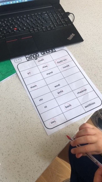 YGGGLlantrisant's tweet photo. Dosbarth 3 - HE yn chwarae BINGO iaith gyda'r teulu!  HE playing Language BINGO with the family! #DysguGartref #LearningAtHome https://t.co/fTm62NqyEI