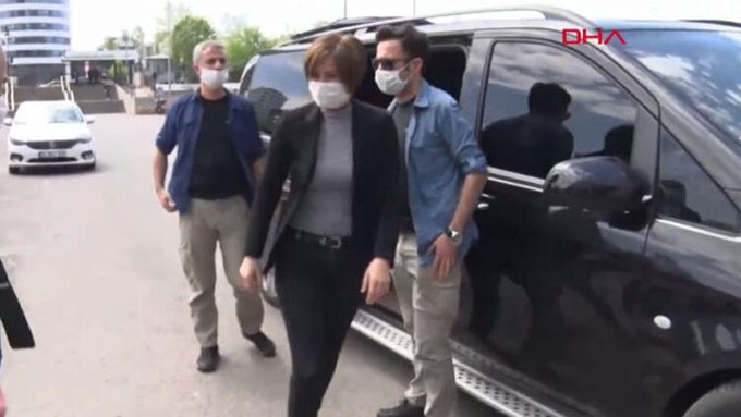Canan Kaftancıoğlu “katil” dediği polisler tarafından korunarak ifade vermeye gidiyor.