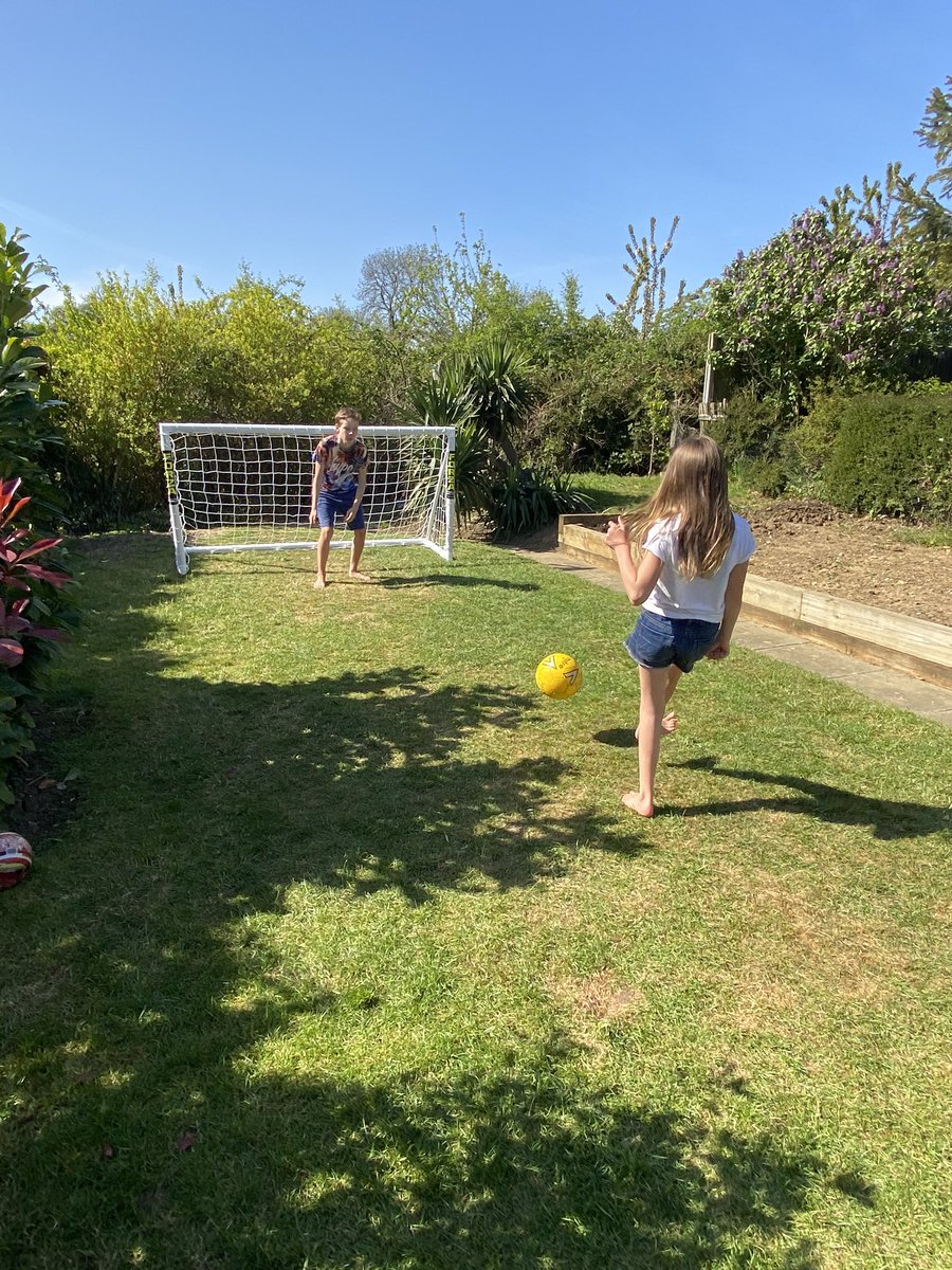 JacquiMurphy15's tweet photo. @latimerprimary Imogen’s PE lesson today, football shooting practice taken by her big brother Declan ⚽️ #ansteynomads #lcfc #latimerfamily https://t.co/LjLf6RgGFM