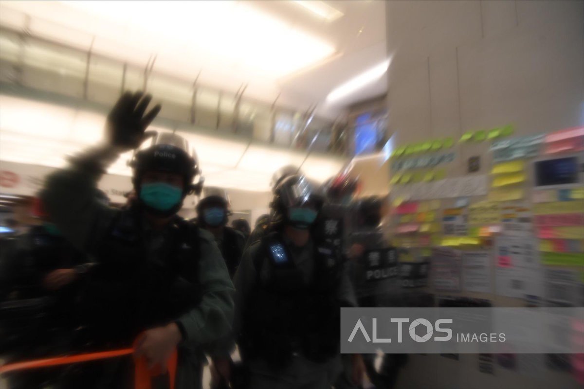altos_images's tweet photo. 大批防暴警進入沙田新城市廣場驅趕人群　並施放胡椒噴霧

#HongKong riot police entered a shopping mall in Sha Tin to disperse the crowd gathered for a protest event on May 1, 2020. Many people were pepper-sprayed by the police. The mall’s atrium was cordoned off. #HongKongProtests https://t.co/uoVHBXKjyd