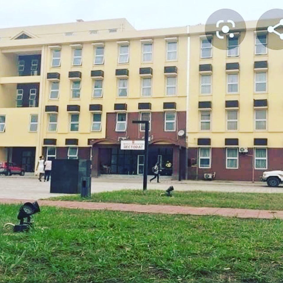 brazzanews's tweet photo. 🇨🇬:Privés de bourses depuis des dizaines de mois,les étudiants de UMNG subissent douloureusement le confinement sans le moindre plan d'accompagnement social.Sur le plan académique,le Rectorat,qui a suspendu les cours magistraux,n’a pas initié les cours en ligne. #chezMoiaucongo https://t.co/HpihNFmDeA