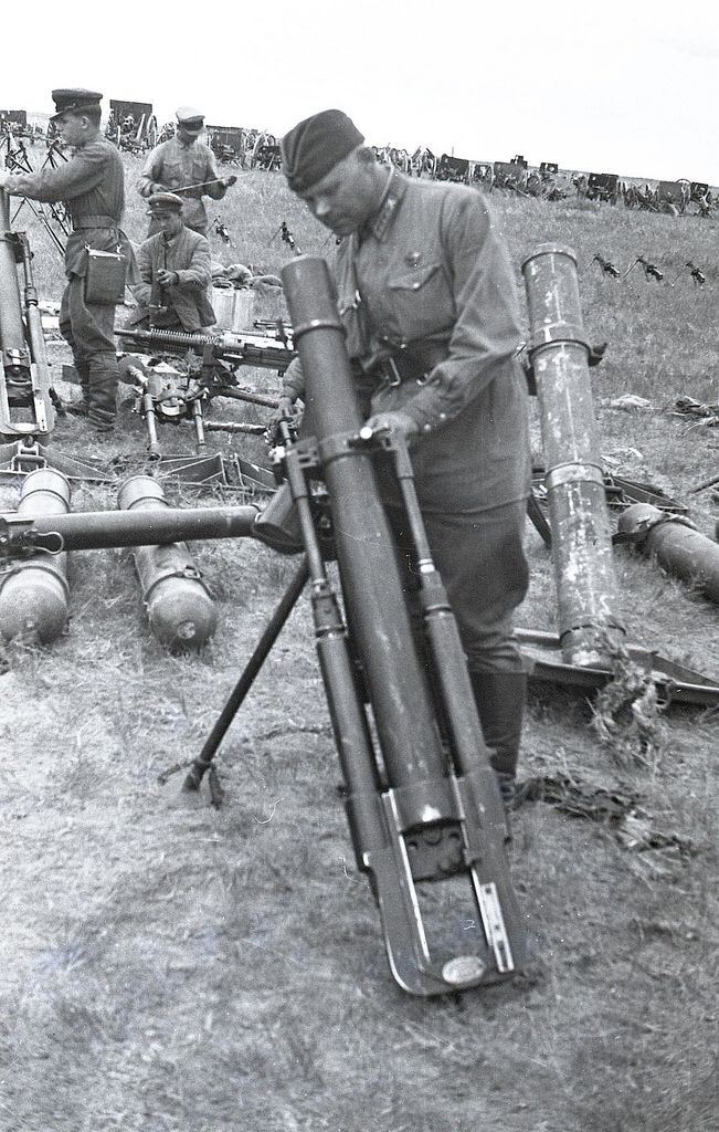 この94式軽迫撃砲、威力と射程が増したのは良いが、重量が元の67kgから