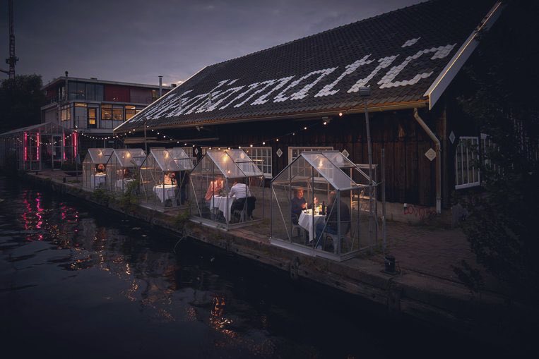 dirkjanjanssen's tweet photo. Los holandeses se están preparando para la nueva realidad en la que viviremos durante los próximos meses.

Este restaurante en Amsterdam ofrecerá una experiencia gastronómica única.

"No estoy contento con Corona. Pero en cierto modo, las reglas nos inspiran”, dice el dueño. https://t.co/fQK9rBFETH