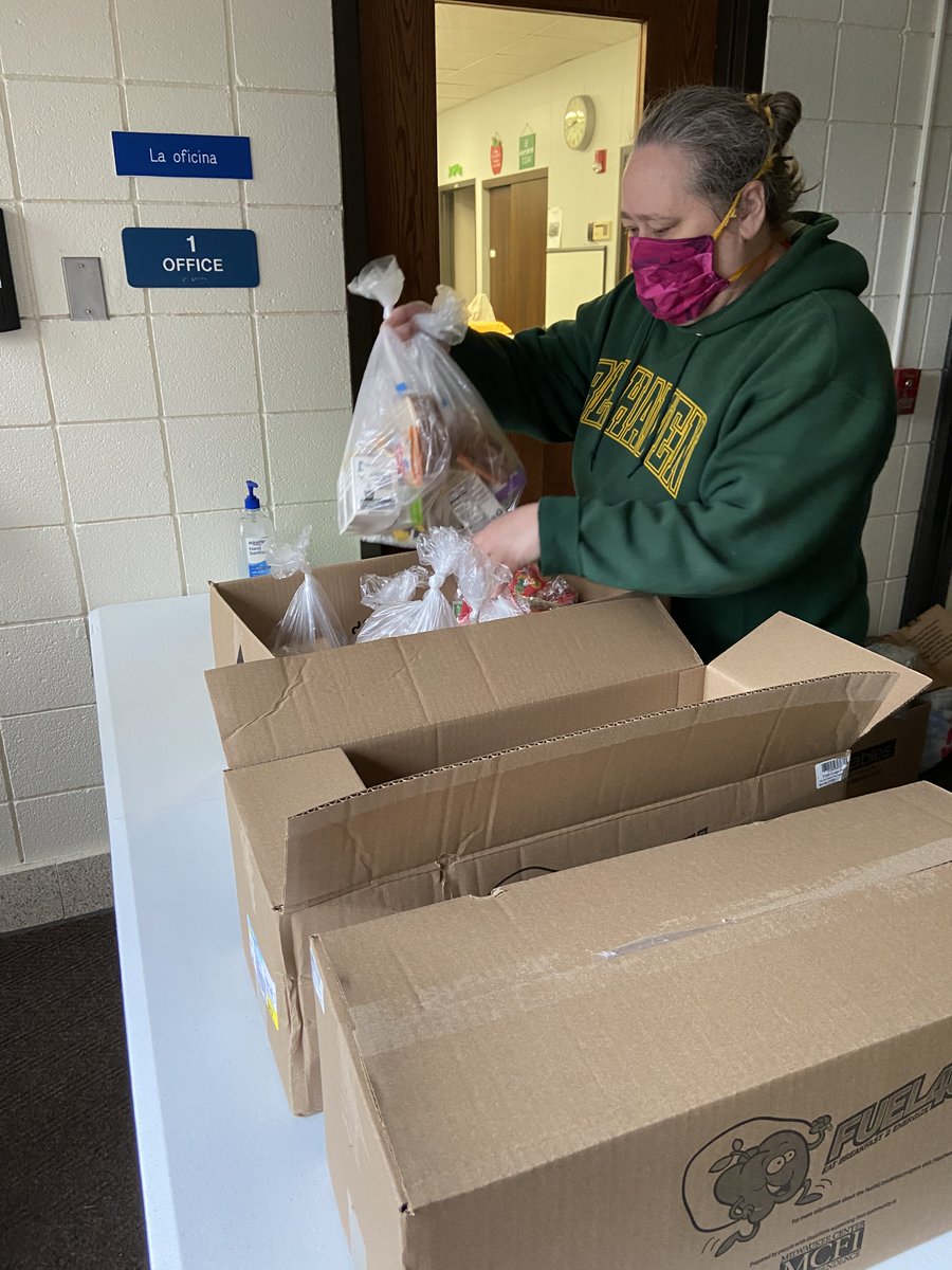 SASDschools's tweet image. It&apos;s School Lunch Hero Day! We MUST recognize our Nutritional Services team that continues to provide grab-and-go meals. In the first 24 days after school was closed, our School Lunch Heroes distributed 89,828 meals in our community. #community #lunchheroes #InThisTogether