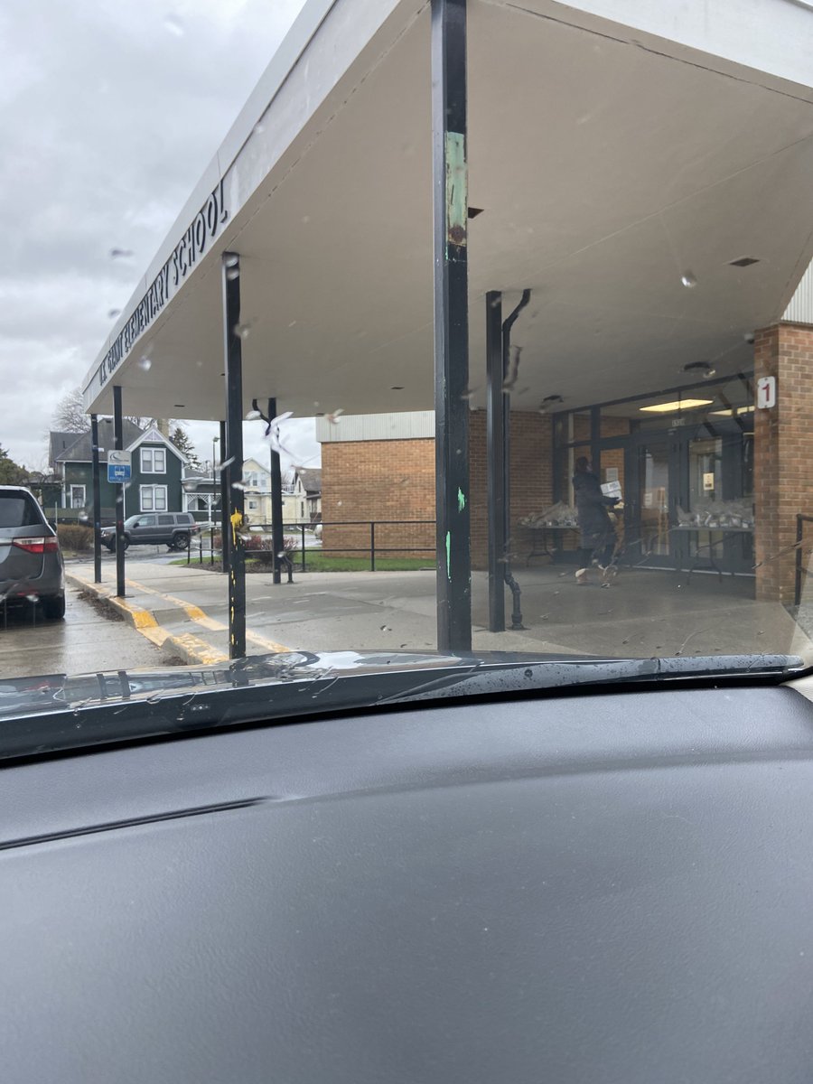 SASDschools's tweet image. It&apos;s School Lunch Hero Day! We MUST recognize our Nutritional Services team that continues to provide grab-and-go meals. In the first 24 days after school was closed, our School Lunch Heroes distributed 89,828 meals in our community. #community #lunchheroes #InThisTogether