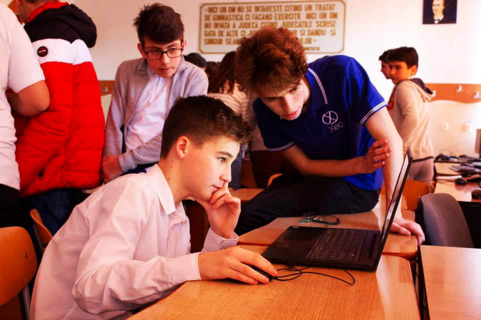 FTC_14278's tweet photo. Children are a major part of our future and we love helping them and showing them the possibilities that robotics can bring, so hosting different workshops was the choice we made this year. 🤗👩‍🔧
#FIRSTFFC 
#brdfirsttechchallenge https://t.co/X80lEMtyk3