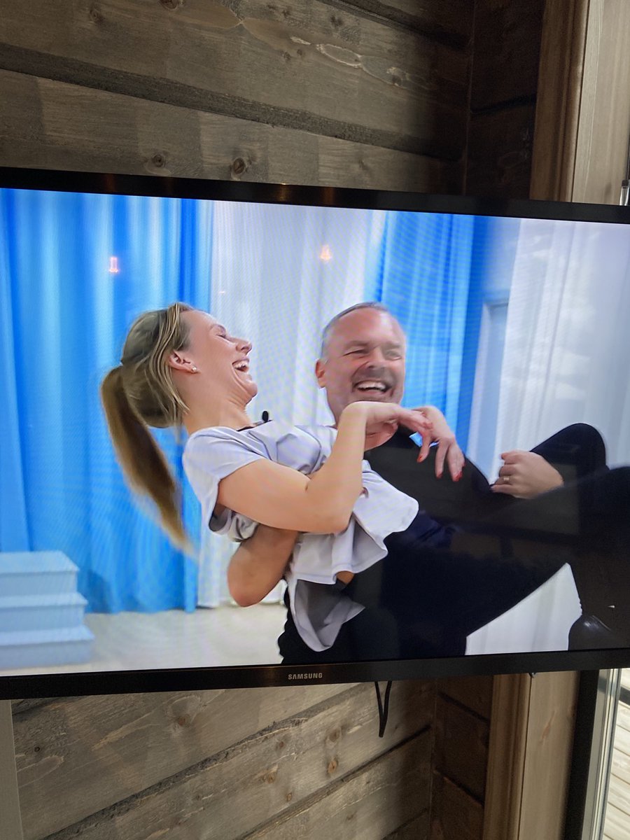 Cissi och jag behöver din röst ikväll, så vi få vara kvar i Let’s dance. Vi bjuder på slowfox och en team dance. Ring 099-41403 eller sms:a JAN till 72400. Röster räknas från kl 20. Tack på förhand!