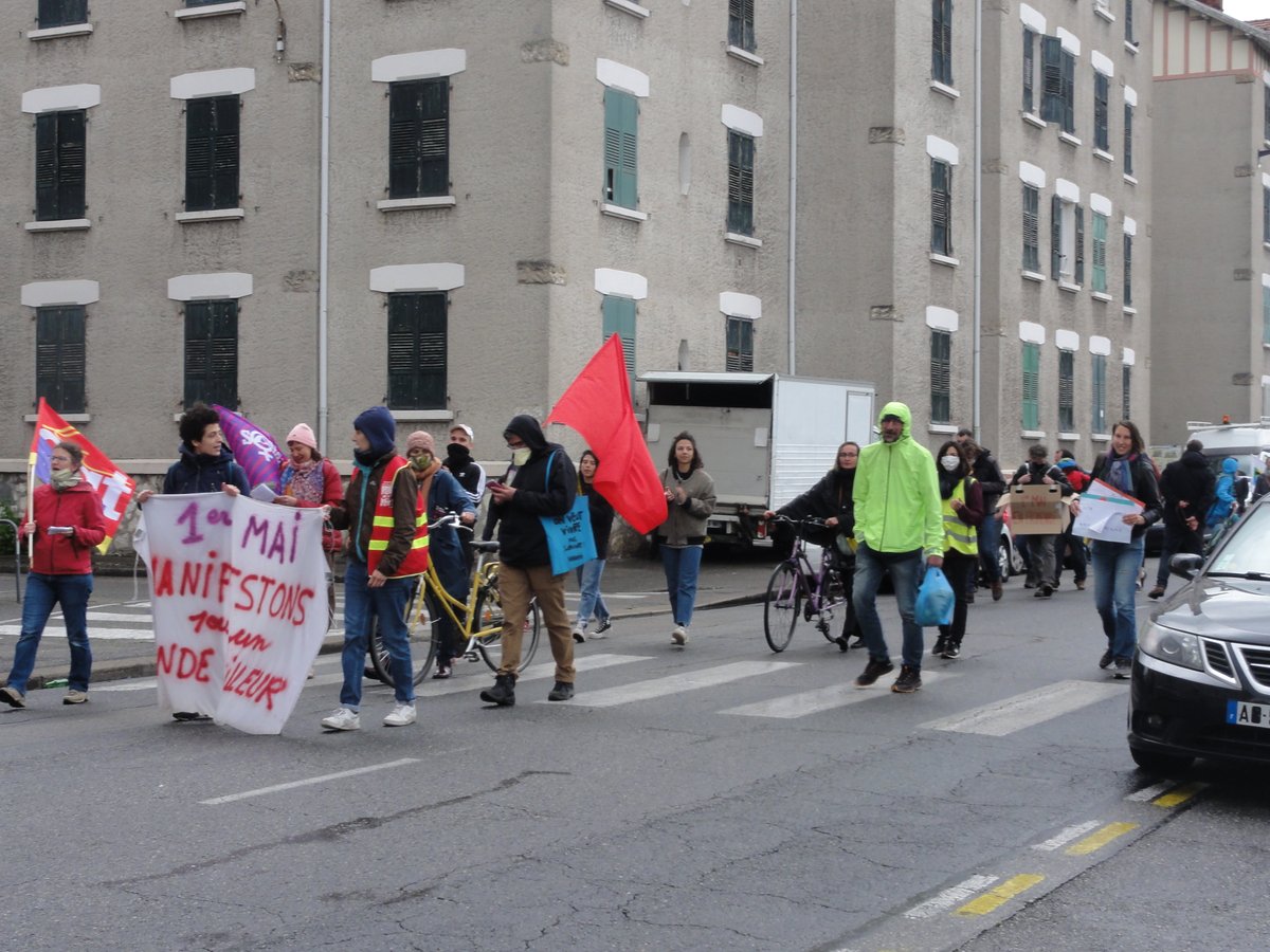 Lanticapitalis1's tweet photo. À Grenoble. 
Dans le quartier Saint-Bruno, une centaine de personnes se sont rassemblées, dont des militantEs de la CNT, de Solidaires, du DAL, des Gilets jaunes, du NPA, de la Commune est à nous...
#1erMai 
#NosViesPasLeursProfits 
#PlusJamaisCa https://t.co/H7weO3DkVy
