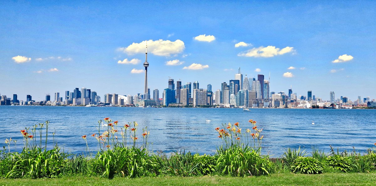 Toronto's tweet photo. #RIP APRIL 2020 - the Month we Will Never Forget! But Today brings in a New Day 🌈, a New Month, New Hope, Warmer Days 🌞 and a slow return to Life 🙏🏼

It's #MayDay, May 1st, 2020
#TorontoStrong 💙 https://t.co/9MunwqzLg3