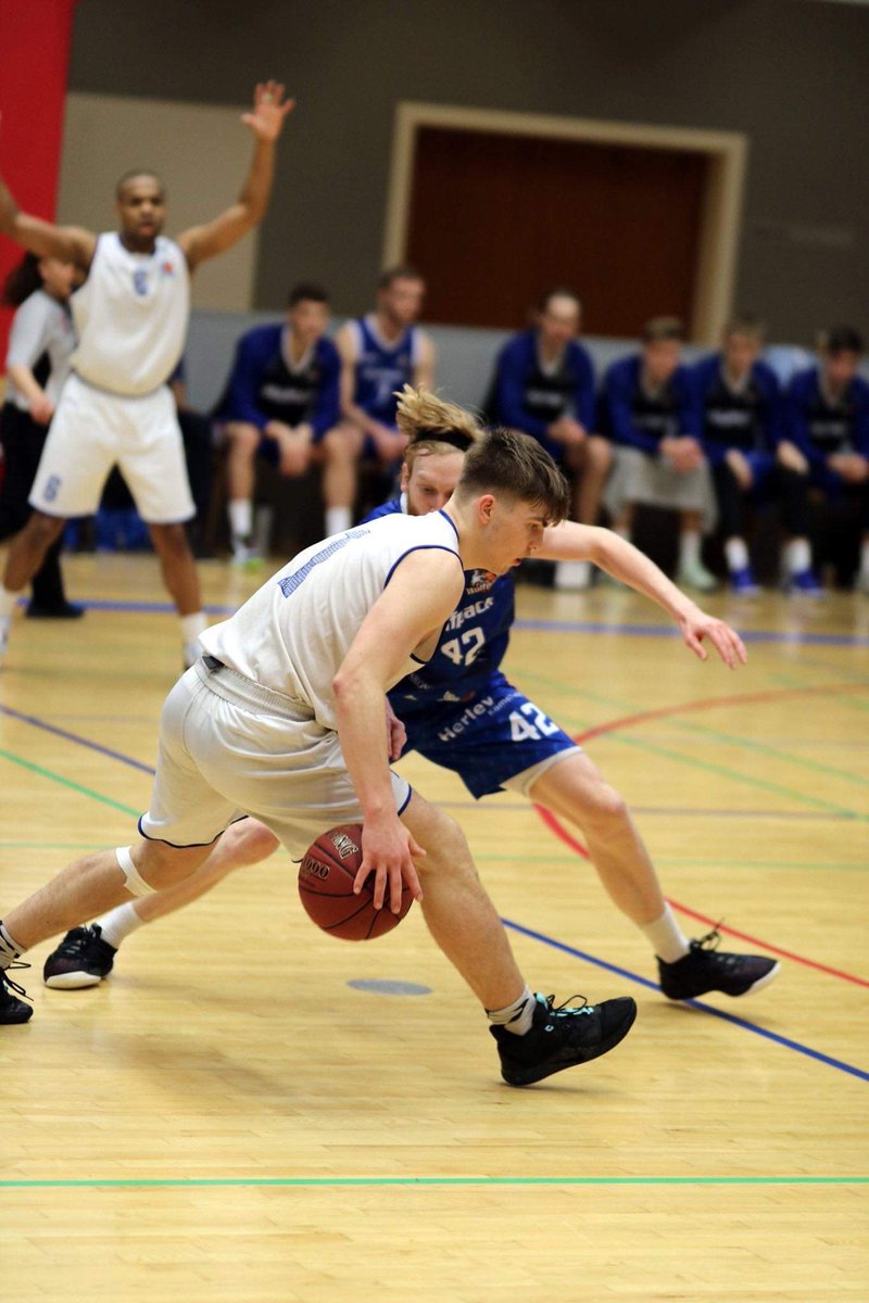 Jonathan Klussmann fortæller her om hans udvikling, samt hvordan det er at spille med et så ungt hold.

basketligaen.dk/da/news/interv…