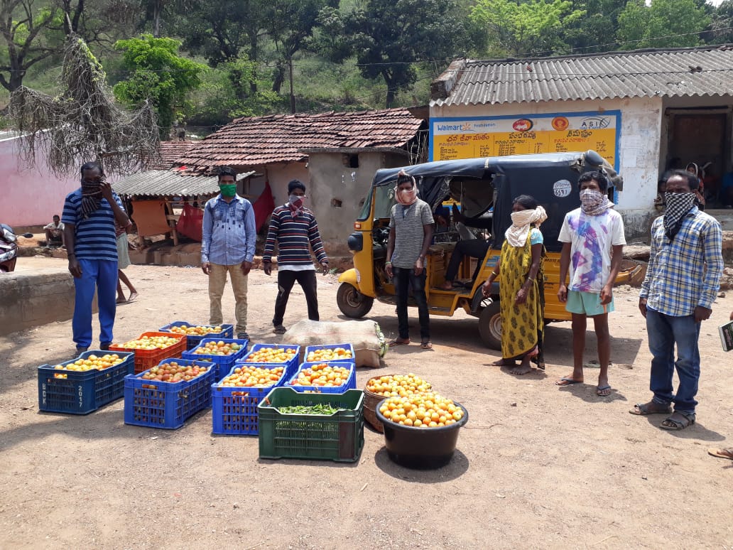TanagerIntl's tweet photo. In #India, Tanager's extension agents - who live in the same communities where they work - are helping smallholder farmers to connect to buyers during #COVID__19. Smallholder farmers' access to markets is more important than ever. https://t.co/BjpnTl8qsj