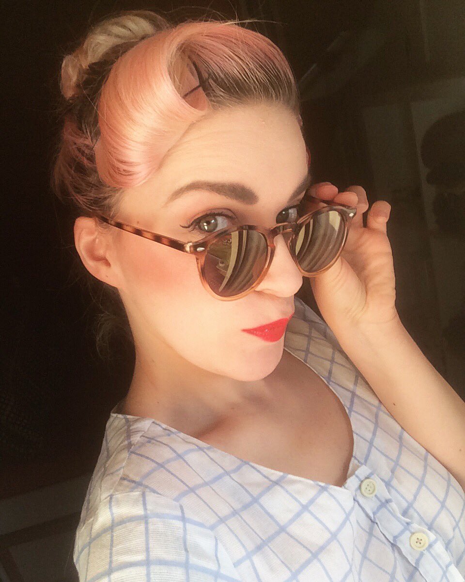 Happy 1st May 💖 #pinup #pinupgirl #1Mai #StayAtHome #pinkhair #streamer #blogger #actress #model #doll #gepcat #twitch #twitter #instagram #vintagemodel #rockabilly #curls #vintagehair #endlessfaces #sunglasses #facesbeauty @facesmagazin #facesstyle @NylonMag