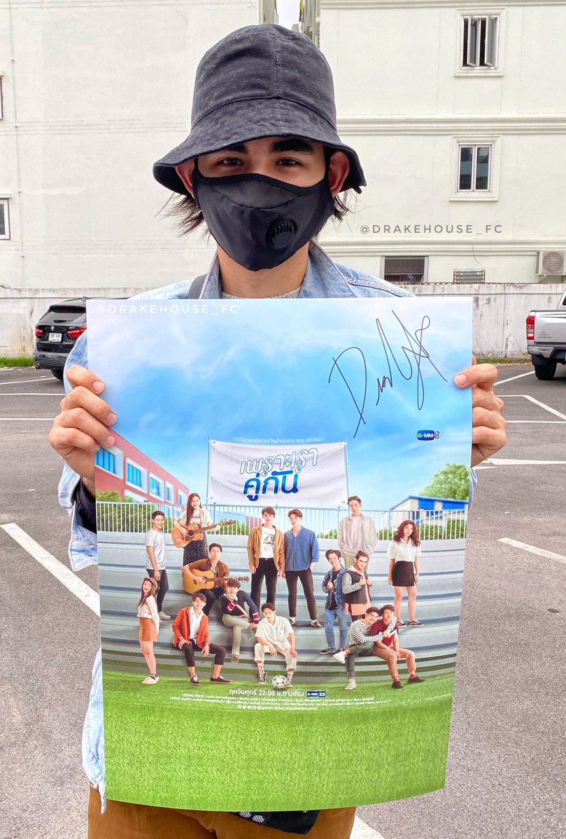 DrakeHouse_FC's tweet photo. Special Gifts from @DrakeHouse_FC Random from Reply 

 - A poster (Signed) x1
 - Kazz160 (Signed) x2

1. Retweet this post
2. Capture P'Mil(Drake) from EP11 and post as a Reply here. 

@Drake_Laedeke #Drake_Laedeke
@DrakeHouse_FC #ลิงน้อยของเดรก https://t.co/PqgdD9Ng8Q