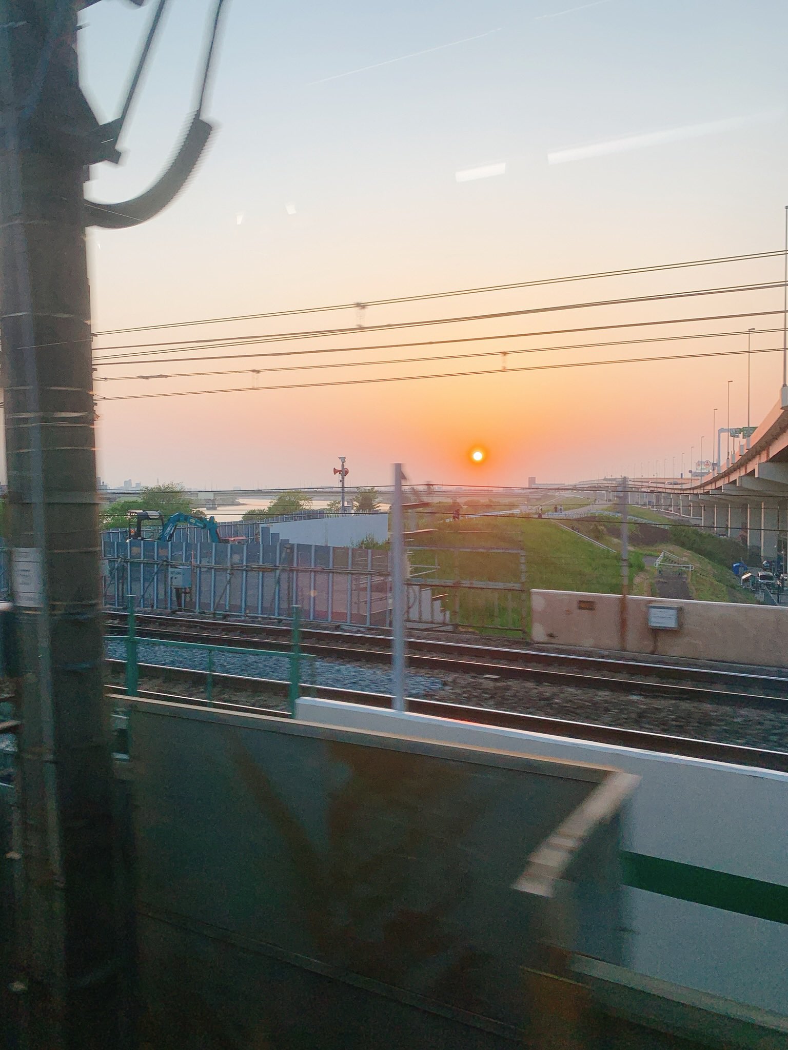 Tomo まさか 実を言うと地球はもうだめです 突然こんなこと言ってごめんね でも本当です ２ ３日後にものすごく赤い朝焼けがあります それが終わりの合図です 程なく大きめの地震が来るので気をつけて それがやんだら 少しだけ間をおいて