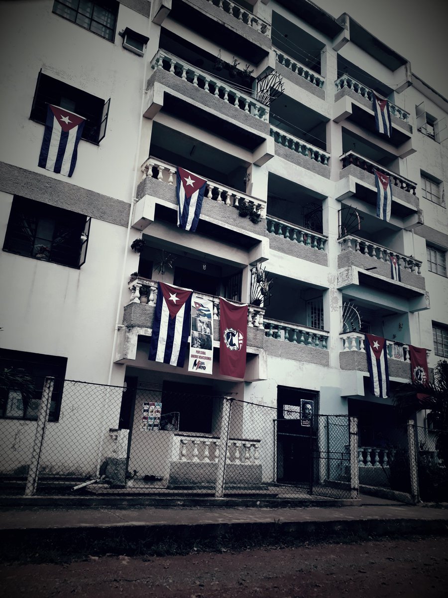thathompson23's tweet photo. Esta vez nos tocó estar en casa...esta pandemia nos recogió a todos pero no nos impidió celebrar como cada año el día internacional de los trabajadores ,y como cada año sacamos nuestras mejores banderas .....🇨🇺🇨🇺
#almacujae
#micasaesmiplaza
#unidoscombativos
#yomequedoencasa https://t.co/RiWvacDnmr