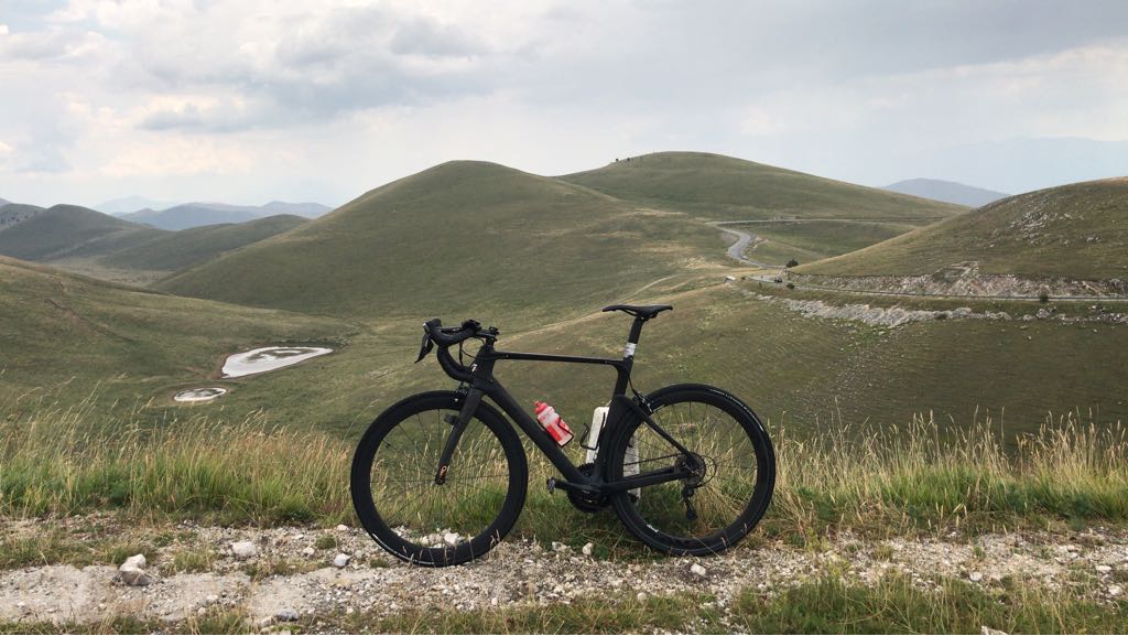 ruzzo_antonio's tweet photo. Qual è il piacere della bicicletta?  Qual è il senso di  far fatica, di litigare con il vento? Qual è l’essenza di un “arnese” che riempie gli occhi di gioia ai bambini così come agli adulti che, proprio per questo, restano per sempre un po’ bambini? https://t.co/l5cMNbrbb2 https://t.co/AazeIkiECg