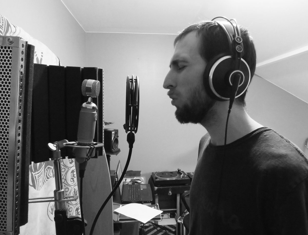 Lyspaofficiel's tweet photo. Session d'enregistrement pour l'EP du @MeltingFlow 🎧

#rap #hiphop #recording #homestudio #StayAtHome https://t.co/HFveBHkbJ7